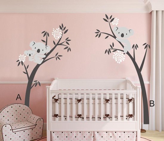 Muursticker Grijze Bomen met Koala Beertjes en Witte Bloemen XXL | Babykamer - Kinderkamer - Muurstickers