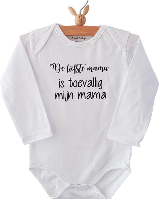 Rompertje baby tekst cadeau eerste moederdag De liefste mama is toevallig mijn mama  | Lange mouw | wit | maat 74/80 bekendmaking zwangerschap aanstaande baby jongen meisje unisex
