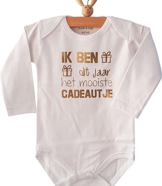 Baby Rompertje met tekst aankondiging bekendmaking zwangerschap cadeau voor de liefste aanstaande |Ik ben dit jaar het mooiste cadeautje | Lange mouw | wit goud | maat 50/56 | opa en oma oom tante papa mama broer zus corona lockdown