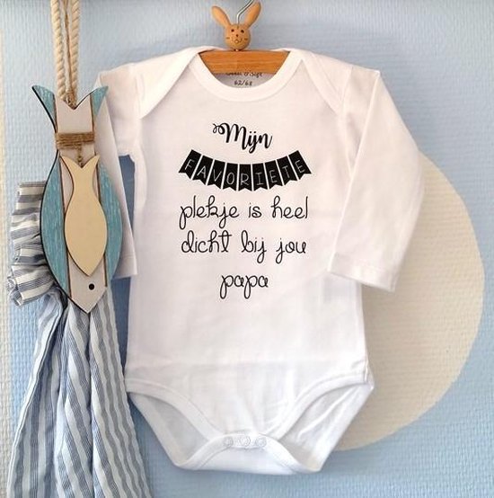Baby Rompertje tekst | Mijn favoriete plekje is heel dicht bij jou papa | Lange mouw | wit zwart | maat 62/68 | cadeautje I love vaderdag