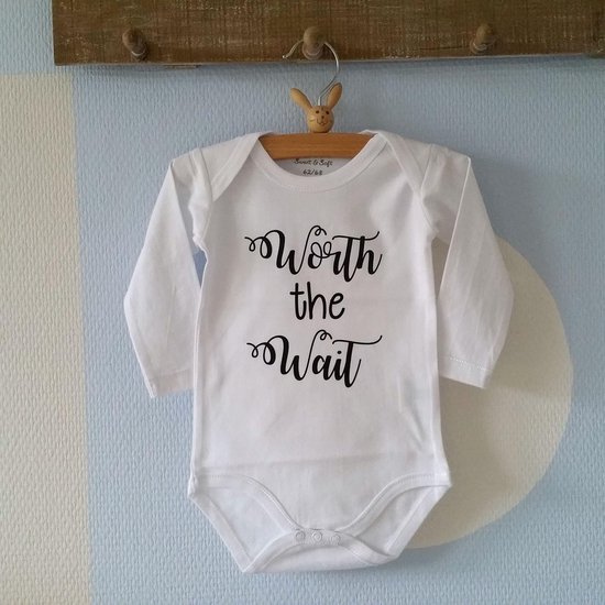 Rompertje met tekst Worth the Wait | Lange mouw | wit zwart | maat 50/56
