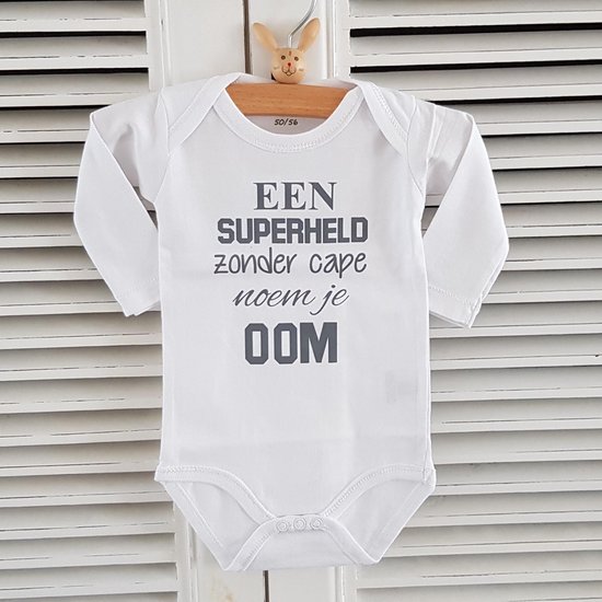 Baby  Rompertje met tekst |Een superhero zonder cape noem je oom  | lange mouw | wit met zwart | maat 62/68 cadeautje zwangerschap aankondiging geboorte je wordt bent ( weer) oom geworden Kraamcadeau neefje nichtje