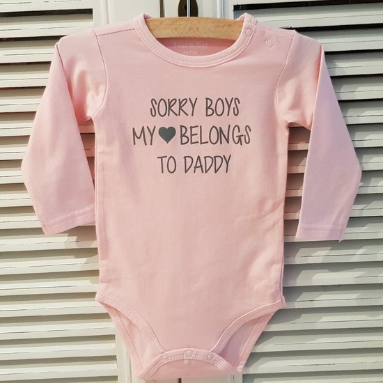Baby Rompertje lichtroze meisjes met tekst | sorry boys, my heart belongs to daddy | lange mouw | roze met grijs | maat 62/68
