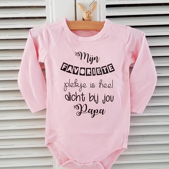 Rompertje baby meisje tekst cadeau eerste vaderdag Mijn favoriete plekje is heel dicht bij jou papa | Lange mouw | roze | maat 50/56