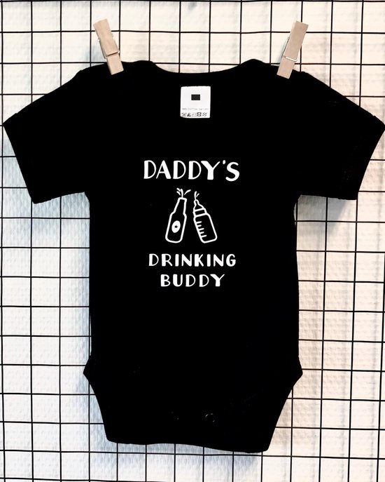 Baby romper met tekst | Daddy’s drinking buddy | Kraamcadeau | Geboortecadeau | Vaderdag Cadeau | Papa Cadeau | Baby Rompertje | Aanstaande Papa | Zwart | 62
