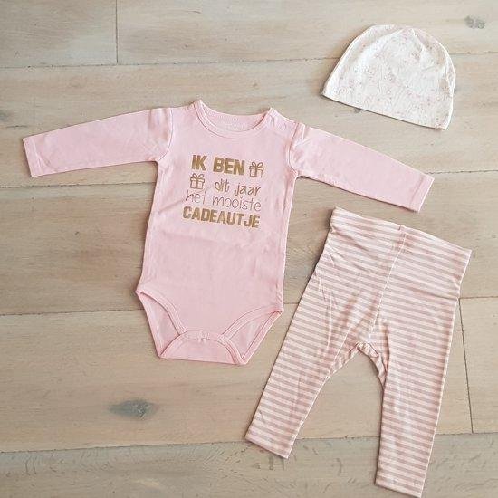 Baby 3delig kledingset pasgeboren meisje | maat 62-68 | roze mutsje beertje roze broekje streep en roze romper lange mouw met tekst goud ik ben dit jaar het mooiste cadeautje  cadeau eerste Moederdag liefste mama Vaderdag papa | Kraamkado