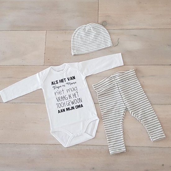Baby kledingset unisex cadeautje zwangerschap aankondiging| maat 62-68 | grijs wit gestreept broekje en mutsje en witte romper lange mouw met tekst  Als het van papa en mama niet mag vraag ik het toch gewoon aan mijn oma  | zwangerschapsaankondiging