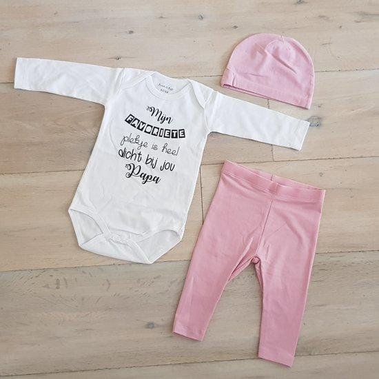 Baby Meisjes Setje 3-delig cadeau geboorte  newborn | maat 50-56| roze mutsje roze broekje en witte romper lange mouw tekst zwart mijn favoriete plekje is heel dicht bij jou papa | Bodysuit | Huispakje | Kraamkado | Gift Set
