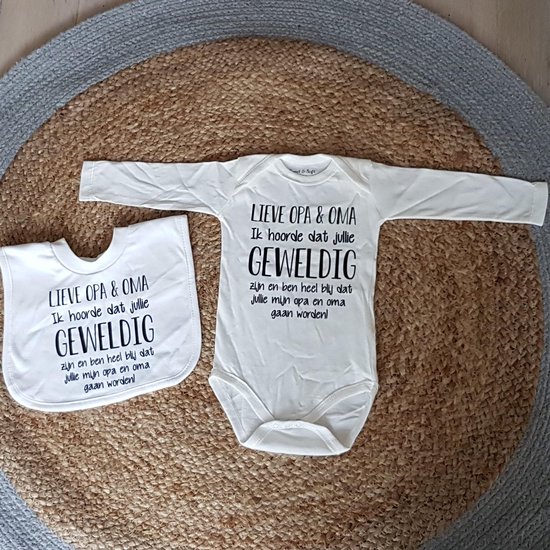 cadeau set baby met slabbetje en rompertje met tekst voor jongen of meisje:   opa en oma hoera jullie worden. slab en romper zwangerschap aankondiging geboorte zwangerschapsaankondiging bekendmaken bekendmaking