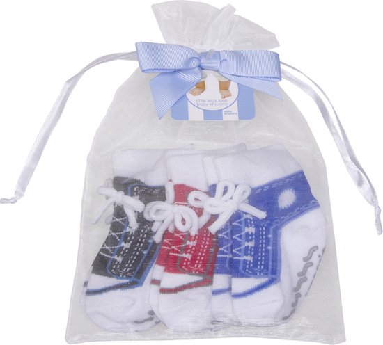 Boy Sneakers: 3 paar baby sokjes die op sneakers lijken voor baby 0-12 maanden. Witte vetertjes-Antislip zooltjes-Kraamcadeau-Baby Shower- Cadeau zakje