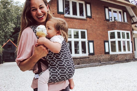 Draagzak baby Easy Carrier - De Makkelijkste draagzak  - We Are Wovens  - Zwart - Te gebruiken vanaf geboorte - Van super zacht katoen - ergonomisch draagzak